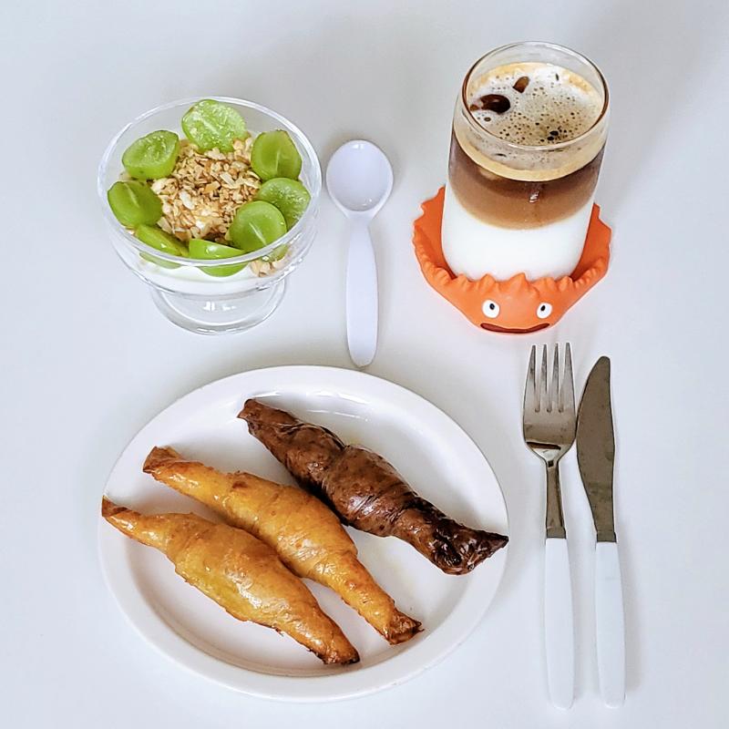 라이스페이퍼 크루와상🥐 그릭 요거트🫙 돌체라떼☕️ 💬 오랜만에 브런치st로 라이스페이퍼 크루와상 생각부다 괜찮움 귀찮아서 좀 대충 만들어가지고 