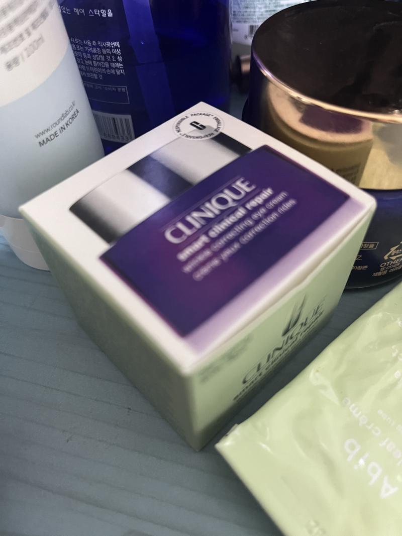 여행갔다오면서 면세점에서 사서 엄마한테 선물했던 이 보라클리니크크림... 엥 왜 안 썼어?? 했더니 안 쓴 거 아니구 중요한 날 전날에만 열어서