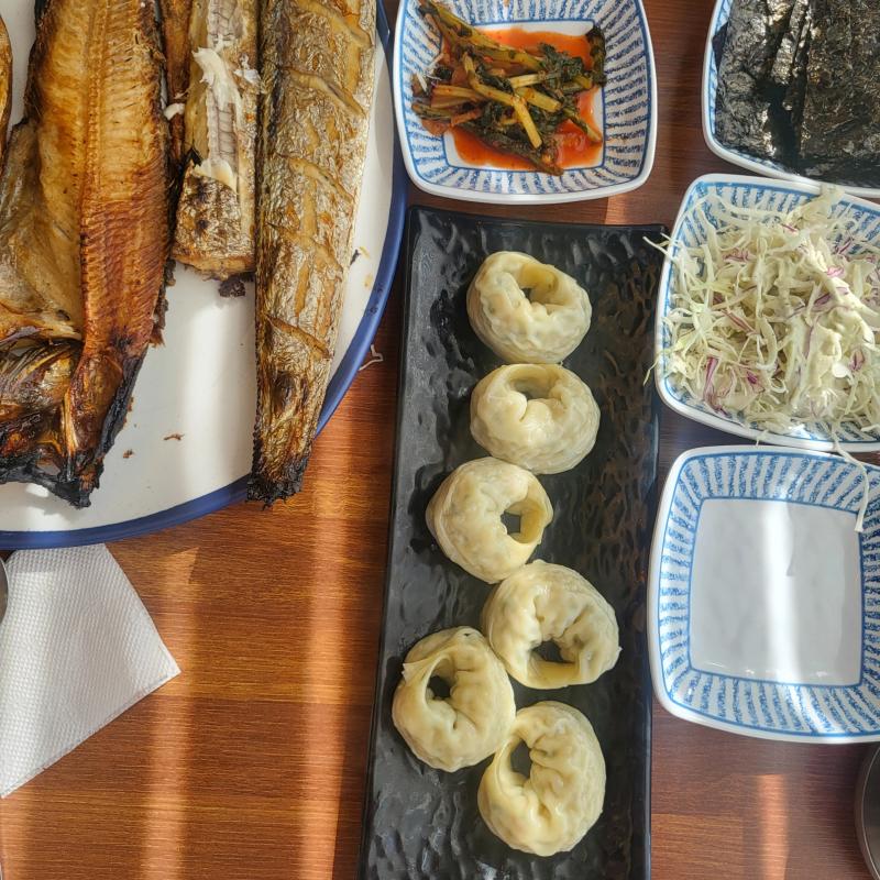 화덕생선구이 모듬생선🐟 코다리왕만두🥟 💬 러닝 뛰고 준비 하고 밥 먹으로🍽사실 생선구이 별로 안 좋아하지만..그래도 오랜만에 고등어 먹은거라 먹