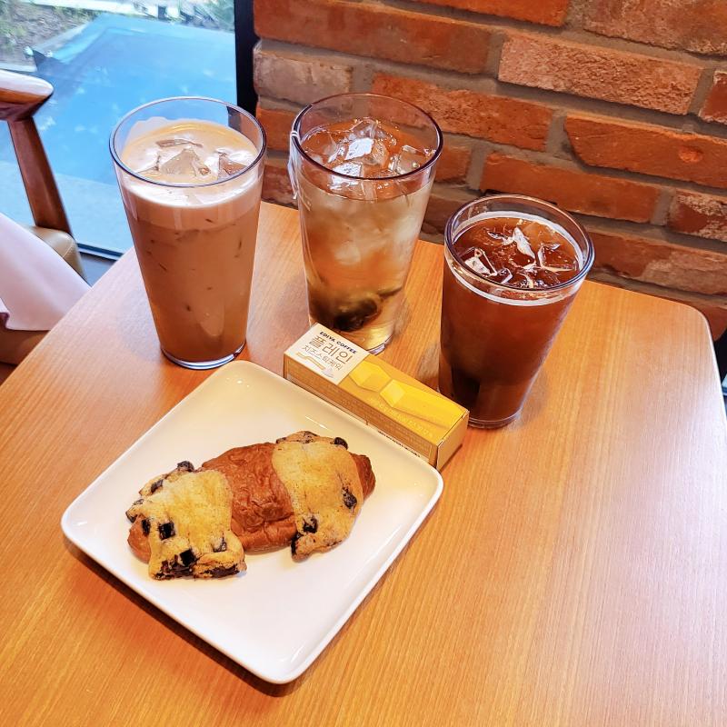 청크초코칩 크루키🥐 플레인 치즈스틱케익🧀 토피 넛 라떼☕️ 피치얼그레이🍵 아메리카노☕️ 💬 그래서 크루키 흡입 이디야 크루키 진짜 좐맛🥹🩷