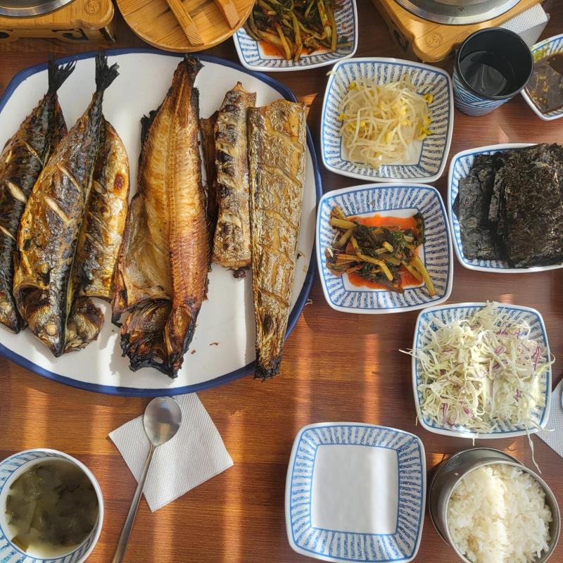 화덕생선구이 모듬생선🐟 코다리왕만두🥟 💬 러닝 뛰고 준비 하고 밥 먹으로🍽사실 생선구이 별로 안 좋아하지만..그래도 오랜만에 고등어 먹은거라 먹