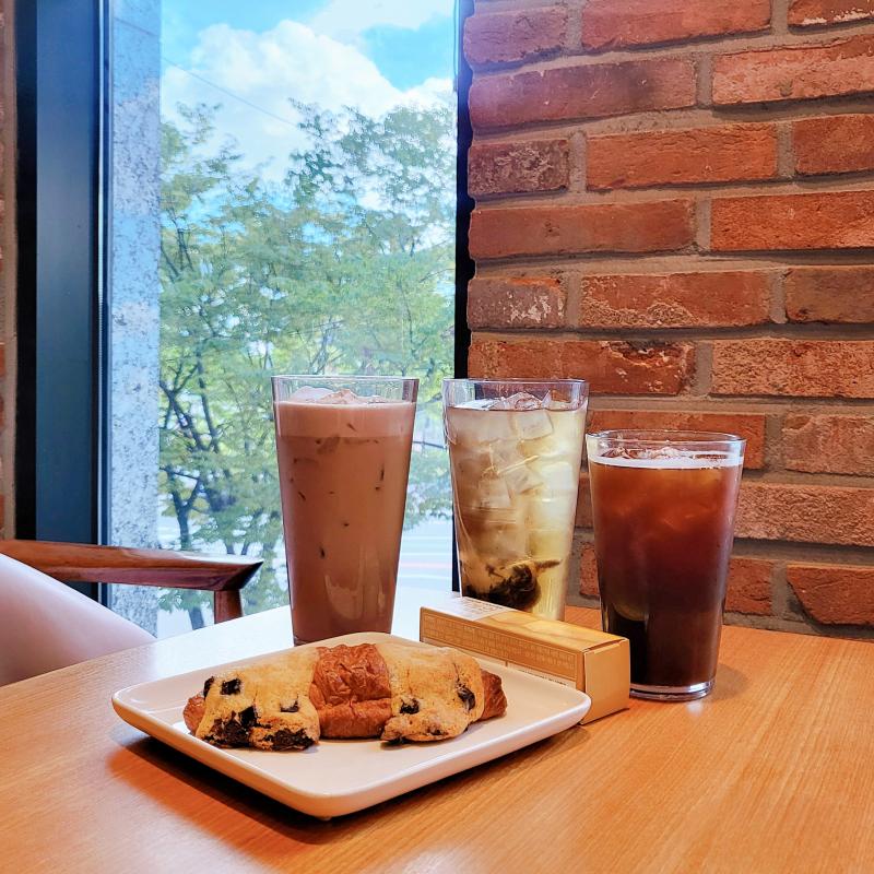 청크초코칩 크루키🥐 플레인 치즈스틱케익🧀 토피 넛 라떼☕️ 피치얼그레이🍵 아메리카노☕️ 💬 그래서 크루키 흡입 이디야 크루키 진짜 좐맛🥹🩷