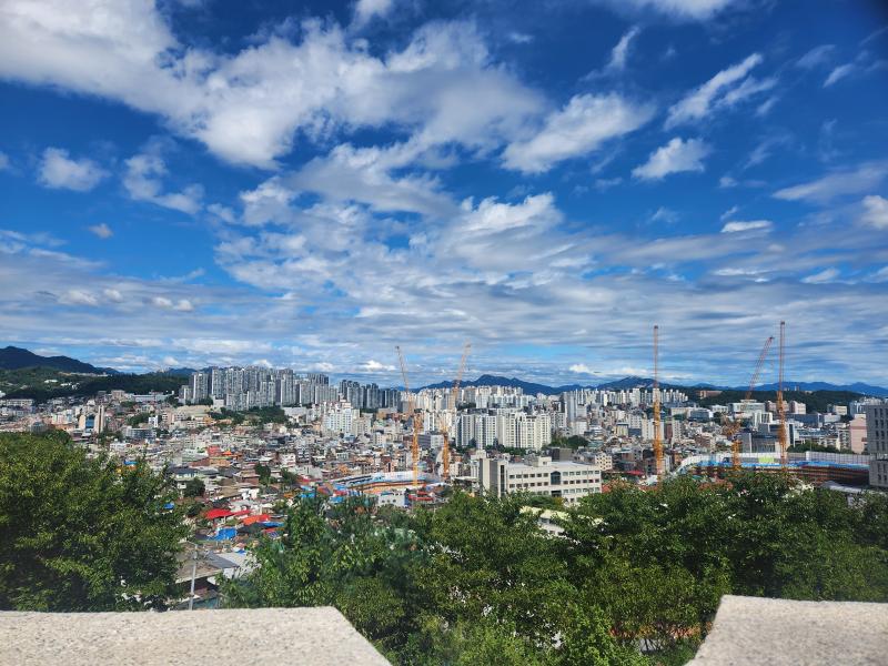 혜화동 갔다가 낙산공원까지 등산했다 생각보다 꽤 높긴 했는데 고등학교 시절 학교가 꽤 고지대라 3년 내내 등반을 햇어서 이정도는 괜찮았음