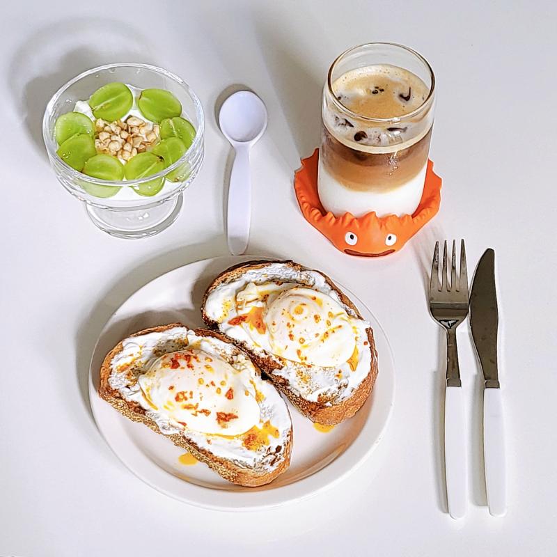 터키쉬에그 샌드위치🥪 그릭요거트🫙 돌체라떼☕️ 💬 드디어 우리집에 해가 들어오기 시작해서 오랜만에 햇빛감성🩷그런김에 브런치 맹글어 먹기🍽
