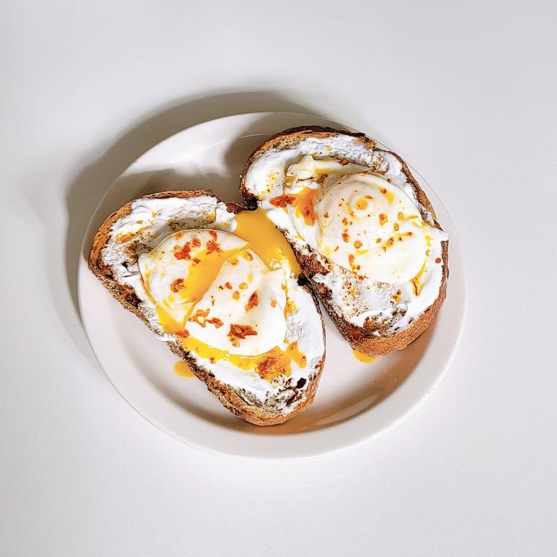터키쉬에그 샌드위치🥪 그릭요거트🫙 돌체라떼☕️ 💬 드디어 우리집에 해가 들어오기 시작해서 오랜만에 햇빛감성🩷그런김에 브런치 맹글어 먹기🍽