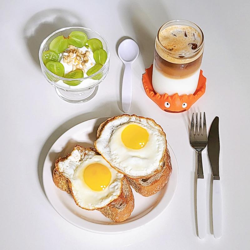딸기잼 토스트🥪 그릭요거트🫙 돌체라떼☕️ 💬 오늘도 브런치🍽