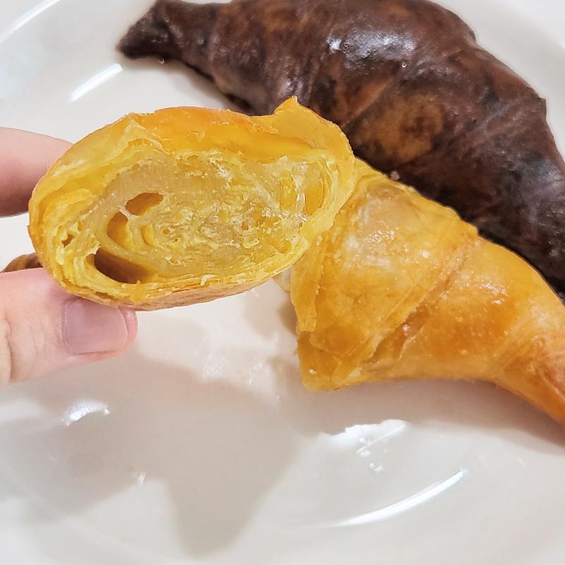 라이스페이퍼 크루와상🥐 돌체라떼☕️ 💬 찍으려하니까 해가 숨어버렸..🫠햇빛감성은 없지만 꽤나 잘 만들어져서 기뿜🩷