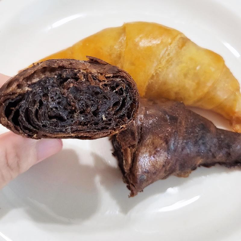 라이스페이퍼 크루와상🥐 돌체라떼☕️ 💬 찍으려하니까 해가 숨어버렸..🫠햇빛감성은 없지만 꽤나 잘 만들어져서 기뿜🩷