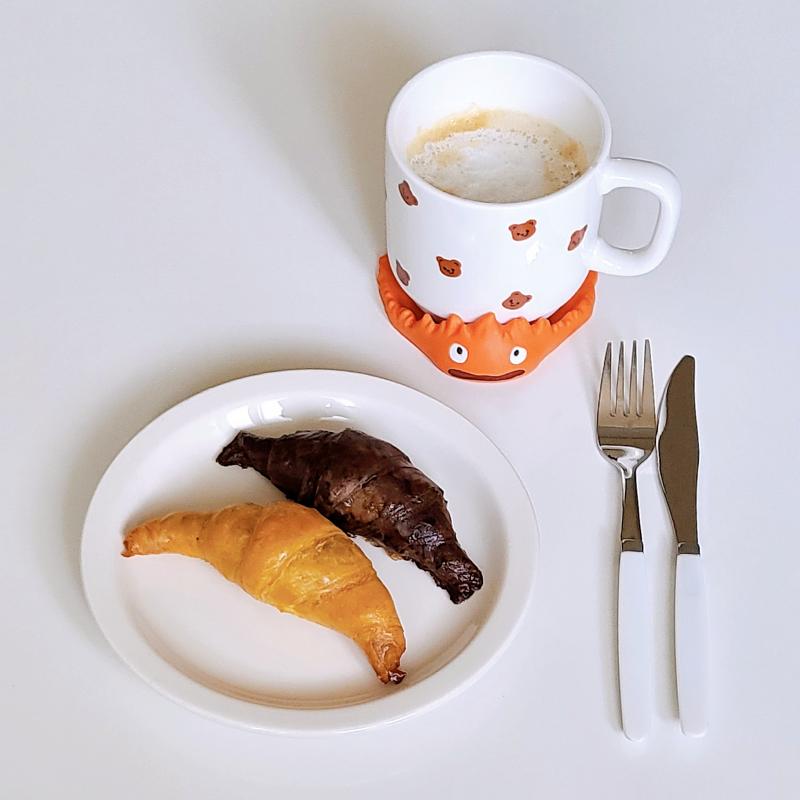 라이스페이퍼 크루와상🥐 돌체라떼☕️ 💬 찍으려하니까 해가 숨어버렸..🫠햇빛감성은 없지만 꽤나 잘 만들어져서 기뿜🩷