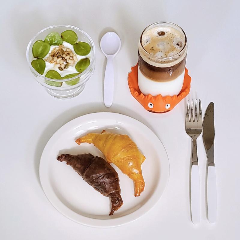 라이스페이퍼 크루와상🥐 그릭 요거트🫙 돌체라떼☕️ 💬 요즘 이거에 빠져있는중