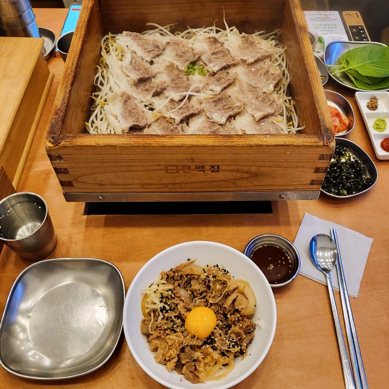 소고기편백찜🥩 소고기덮밥🍚 💬 저녁으로 소고기편백찜이랑 소고기덮밥!! 소고기편백찜은 양이 넘 적어🥹🥹🥹소고기덮밥으로 배 채우고 고기는 슬쩍 스쳐