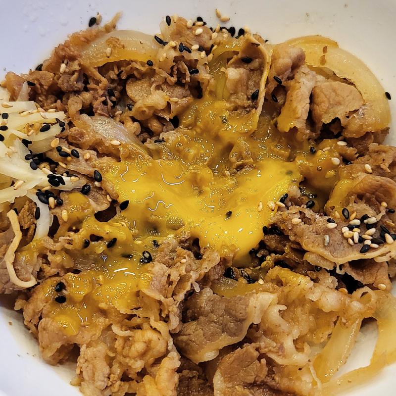 소고기편백찜🥩 소고기덮밥🍚 💬 저녁으로 소고기편백찜이랑 소고기덮밥!! 소고기편백찜은 양이 넘 적어🥹🥹🥹소고기덮밥으로 배 채우고 고기는 슬쩍 스쳐