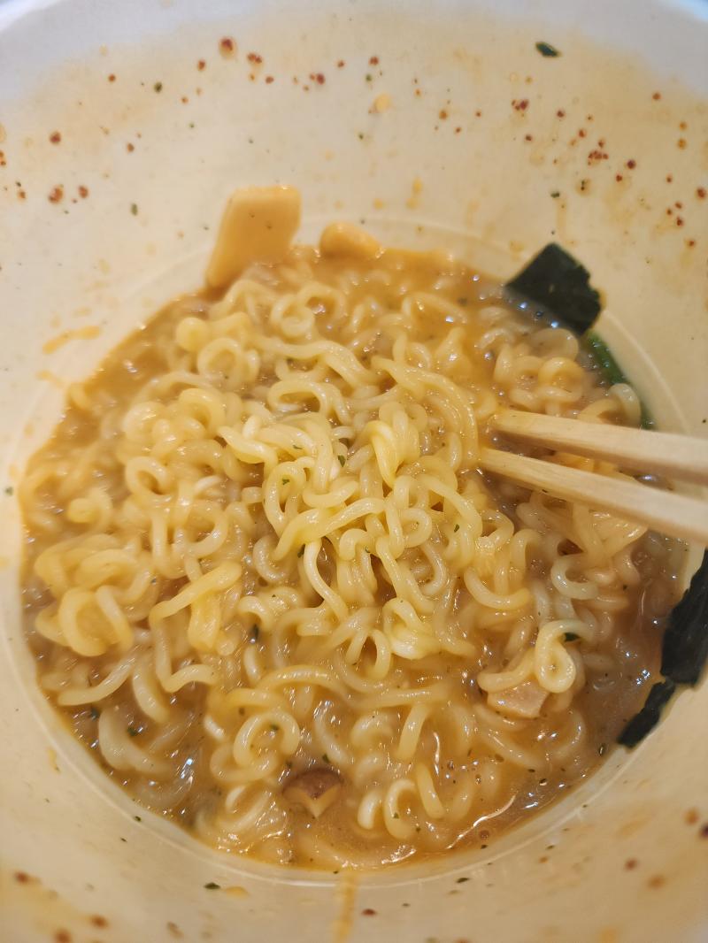너무 추워서 CU 왔다가 신라면 툼바 봐서 먹는 중. 라면 위에 저 하얀 거 마늘이더라. 어쨌든 이 라면 맛있음.