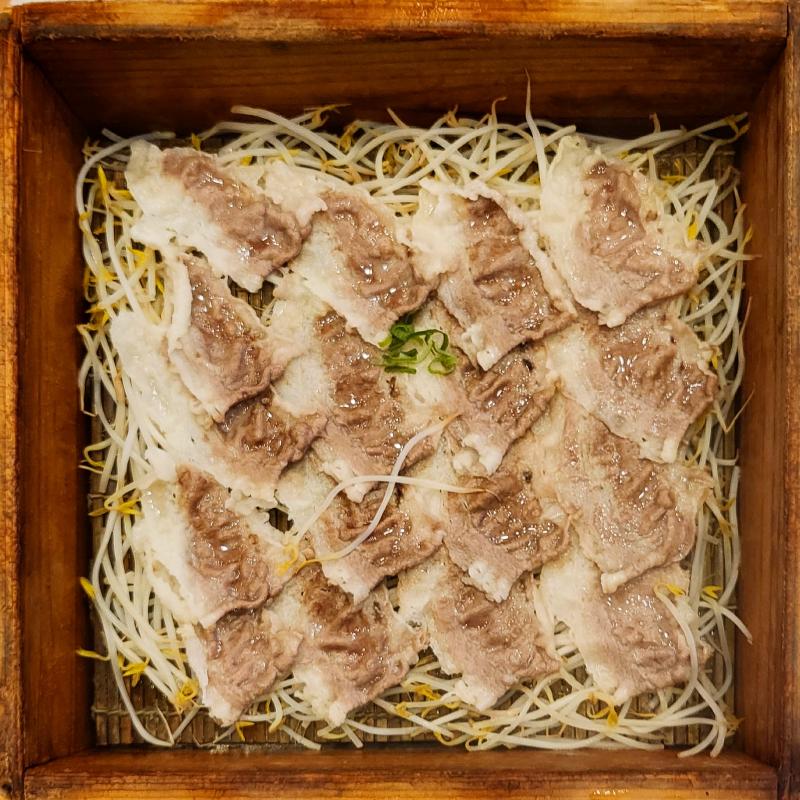 소고기편백찜🥩 소고기덮밥🍚 💬 저녁으로 소고기편백찜이랑 소고기덮밥!! 소고기편백찜은 양이 넘 적어🥹🥹🥹소고기덮밥으로 배 채우고 고기는 슬쩍 스쳐