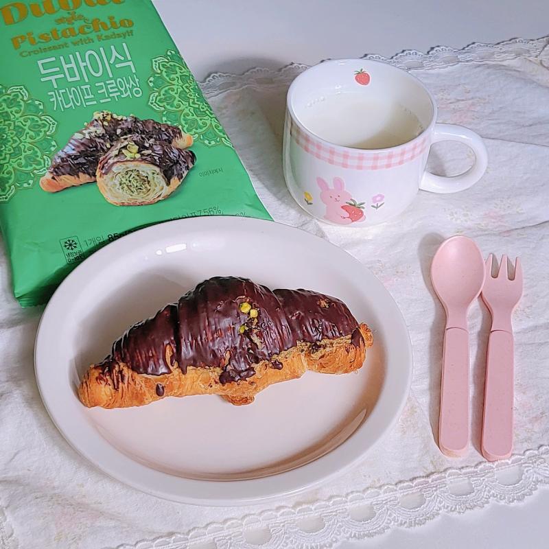 두바이식 카다이프 크루와상🥐 카다이프 초코쿠키🍪 우유🥛 💬 두바이 세트🍽