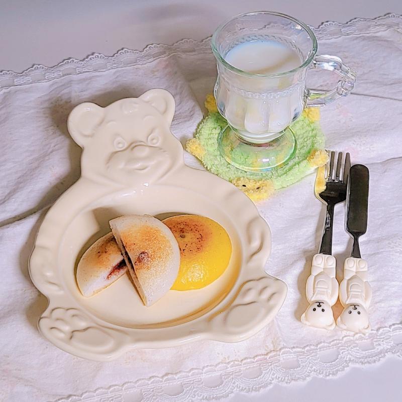 다원 잔기지떡(흰잔기지, 단호박)🍡 상큼한 딸기가 그대로 쏙! 잔망루피 딸기크림떡🍡 우유🥛 💬 오늘의 아침은 냉동실에 쟁여둔것들 소진하기🍽잔기지