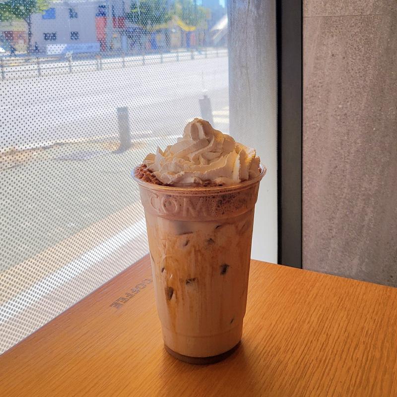 햅쌀 와플🧇 오트크림 토피넛라떼☕️ 💬 햅쌀 와플은 말뭐👍🏻🩷근데 눅눅해서 조큼 아쉽🥹오트크림 토피넛라떼는 이디야 토피넛 라떼랑 비슷 사진 찍구