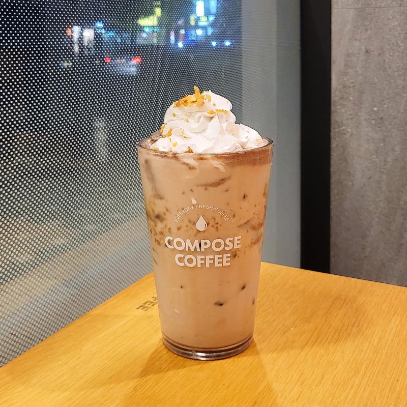 오트크림 토피넛라떼☕️ 💬 드뎌 롤웨하스 토핑 들어간거 마심 근데 토핑이 좀 적은것 같기두..? 그래도 롤웨하스 뿌시래기라 마싯었듬