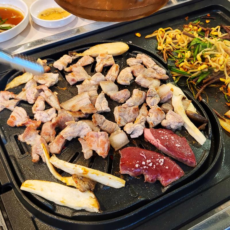 삼겹살🥩 뒷고기🥩 닭목살🥩 염통🥩 💬 배가 별로 안 고픈것도 있지만 그냥 그래서 별루 안 머굼