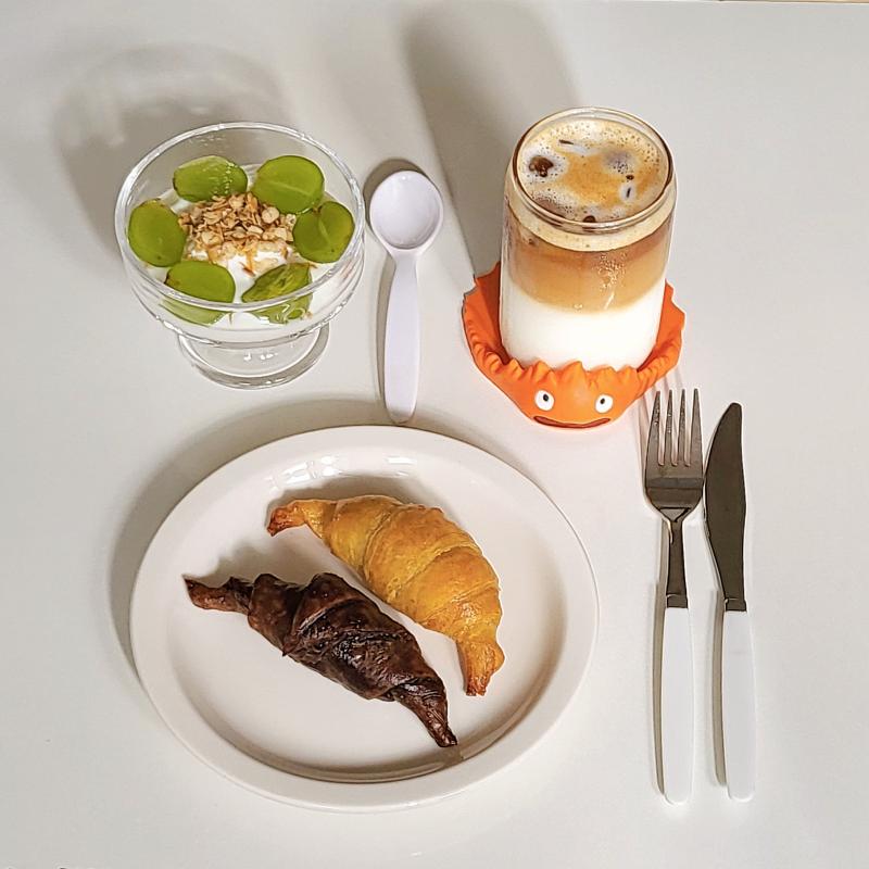 라이스페이퍼 크루와상🥐 그릭 요거트🫙 돌체라떼☕️ 💬 모양은 쪼꿈 아쉽지만 구움색이 잘 나왔당!! 요즘 샤머가 싸서 종종 사 먹는데 이번에 농협