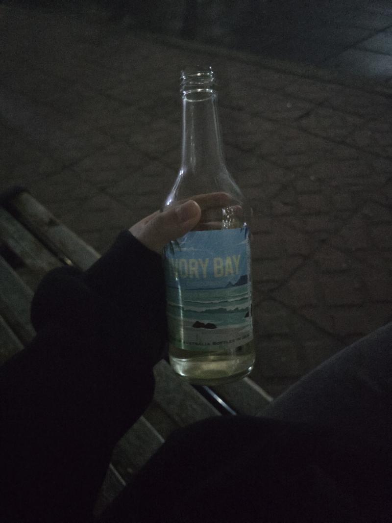 와인 팔길래 사봣당 와인 딱히 취향 아닌데 맛이 강한 편이 아니라 먹을만 함