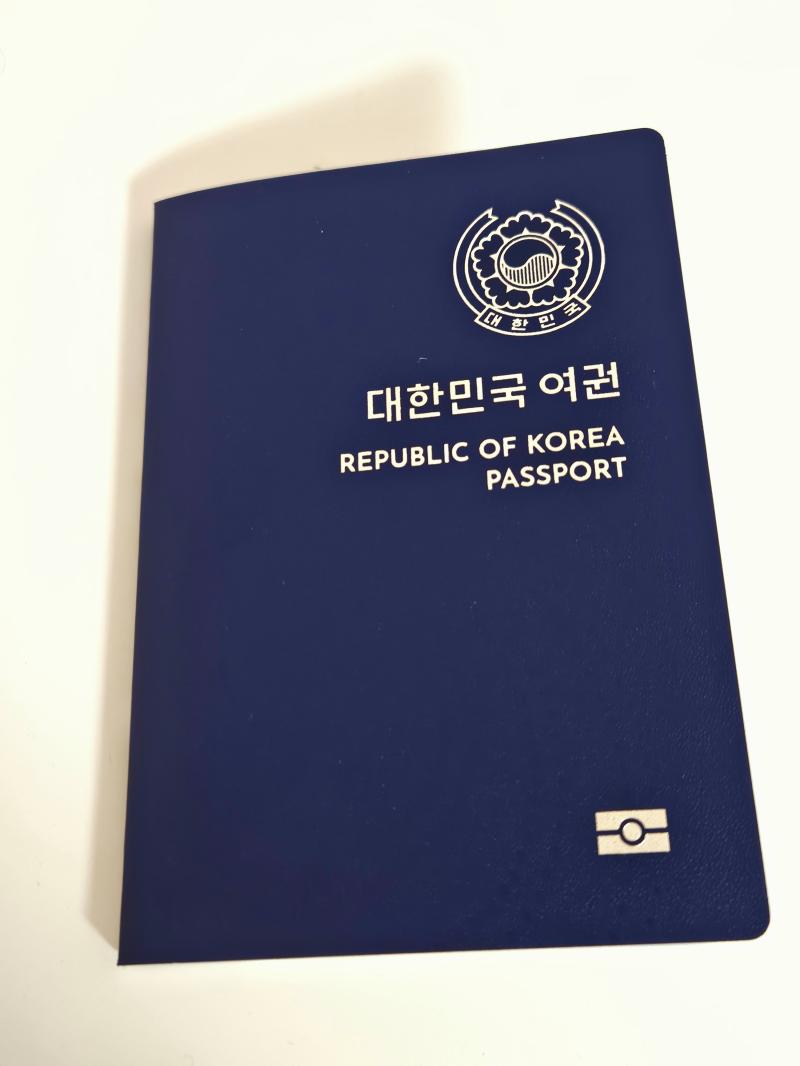여권 찾아 왔다. 진한 파란색 여권. 이제 어디든 떠날 수 있는 사람이 되었다. 다음달에 일본에 가려고 하는데 위치는 아직 안 정했다. 오늘이