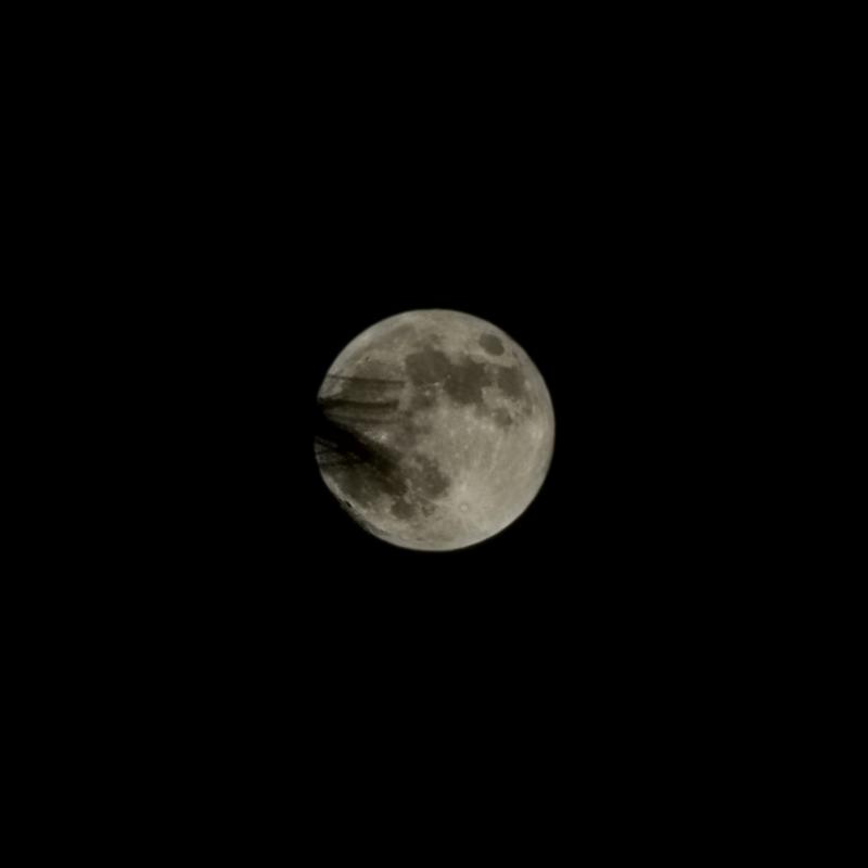 작년 8월 31일 이후 약 1년 2개월 만에 보는 슈퍼문🌕맨눈으로 보니까 밝긴한데 큰건 모르게따 그냥 둥글둥글 예뿜