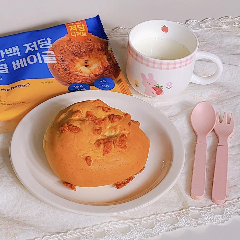 고단백 저당 배꼽 베이글 체다치즈🥯 오트몬드 프로틴 초코🍫 우유🥛 💬 이거 꽤괜 베이글은 오븐굽 하니 마싯듬 치즈 부분만 머금 좀 짜구 나머지 