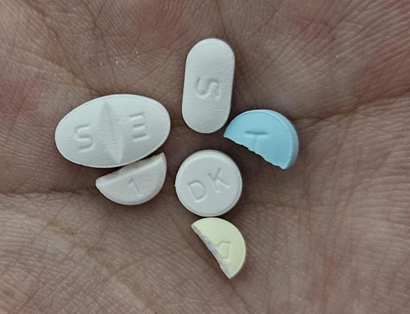 >>634 약 구성 변화 기록 아침, 저녁은 동일하고 취침만 바뀌었다 파란색 반달이 추가됨 약의 앞면과 뒷면을 모두 찍어보았습니다~