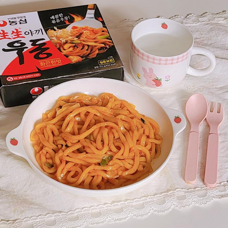 생생야끼우동 화끈한맛🍜 💬 유통기한때문에 머근 야끼우동 이거 좀 마싯네👀🩷화끈한맛은 아니구 고추기름이 좀 들어갔네싶은 매콤한맛