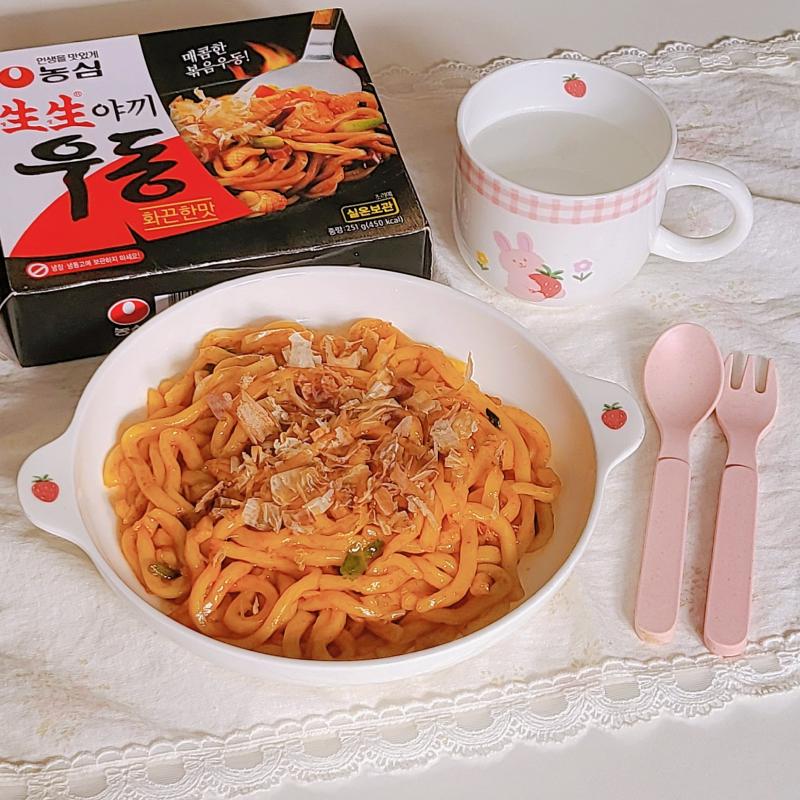 생생야끼우동 화끈한맛🍜 💬 유통기한때문에 머근 야끼우동 이거 좀 마싯네👀🩷화끈한맛은 아니구 고추기름이 좀 들어갔네싶은 매콤한맛