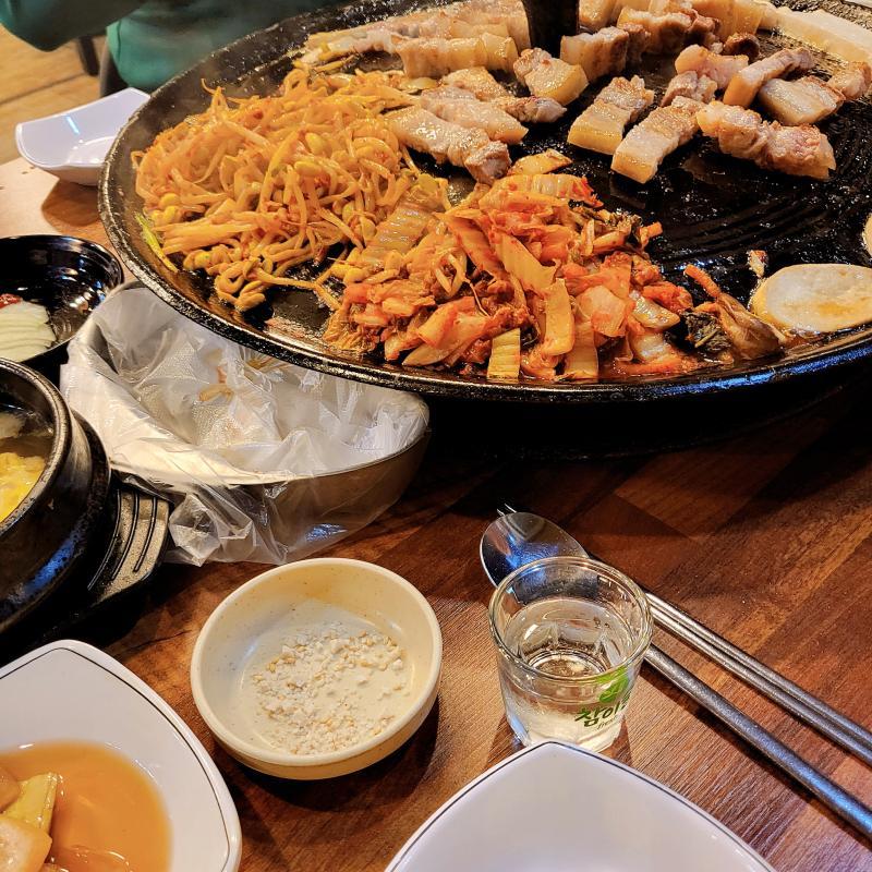 삼겹살🥩 볶음밥🍳 소주🍶 💬 삼촌 내려가시기전에 올해 같이 먹는 마지막 식사자리 배 터지게 머굼