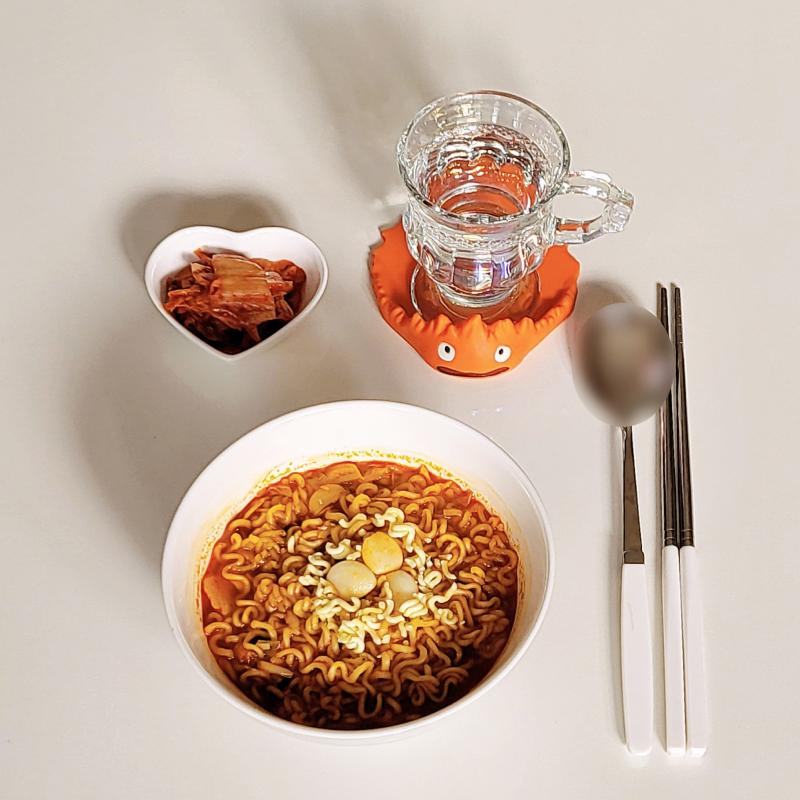 틈새라면🍜 김치🥬 💬 안성재 마늘라면 했는데 틈새로 하니까 맛이 너무 강해서 별 차이가 없더란