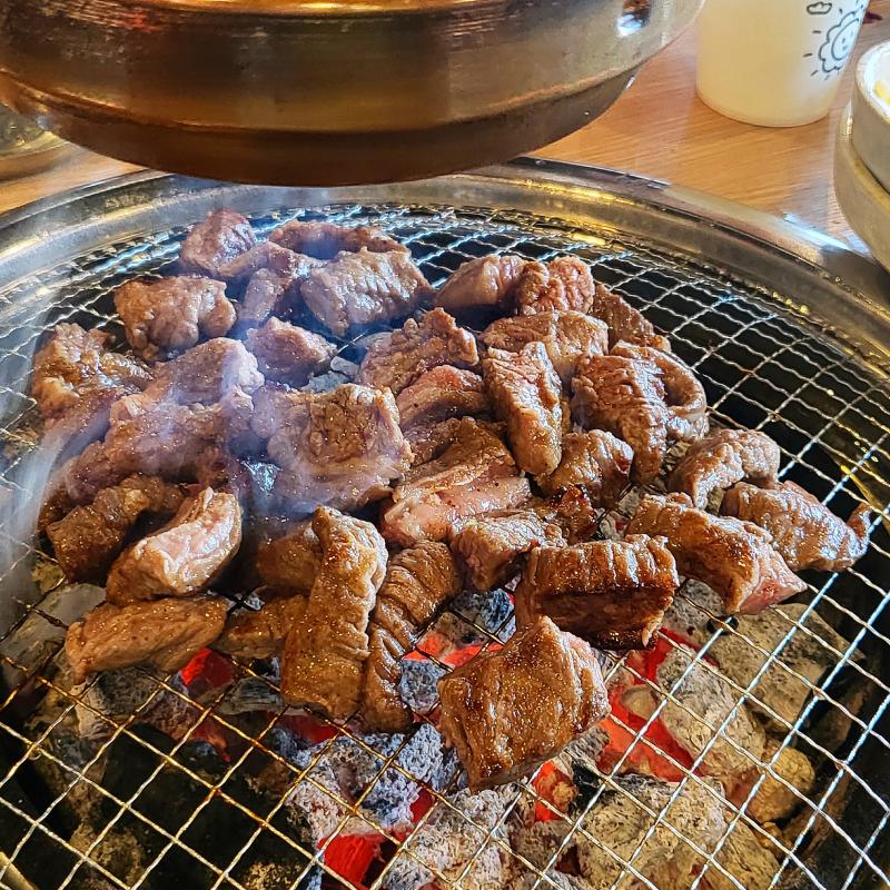 소갈비🥩 비빔냉면🍜 💬 기아 우승으로 기분 좋은 아빠가 우승기념 소갈비 사쥼 냠냠굿👍🏻🩷