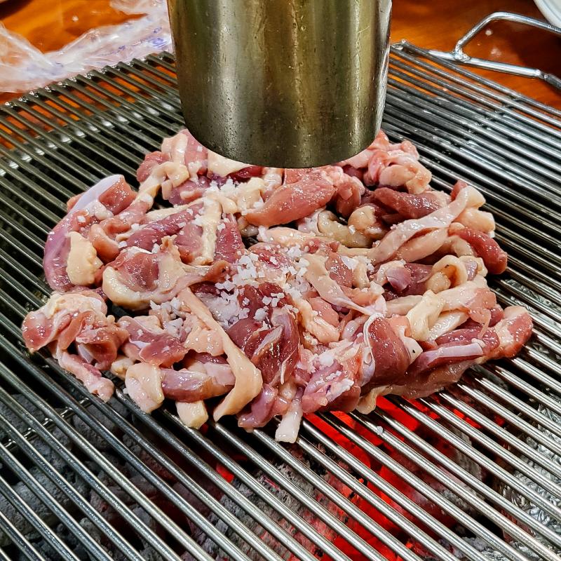 오리고기🥩 고구마🍠 💬 20년 넘게 다니고 있는 단골 오리고기집🩷후식으로 군고구마와 녹두죽이 나오는데 녹두 싫어해서 매번 안 먹고 넘김ㅋㅋㅋ