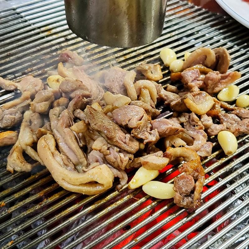 오리고기🥩 고구마🍠 💬 20년 넘게 다니고 있는 단골 오리고기집🩷후식으로 군고구마와 녹두죽이 나오는데 녹두 싫어해서 매번 안 먹고 넘김ㅋㅋㅋ