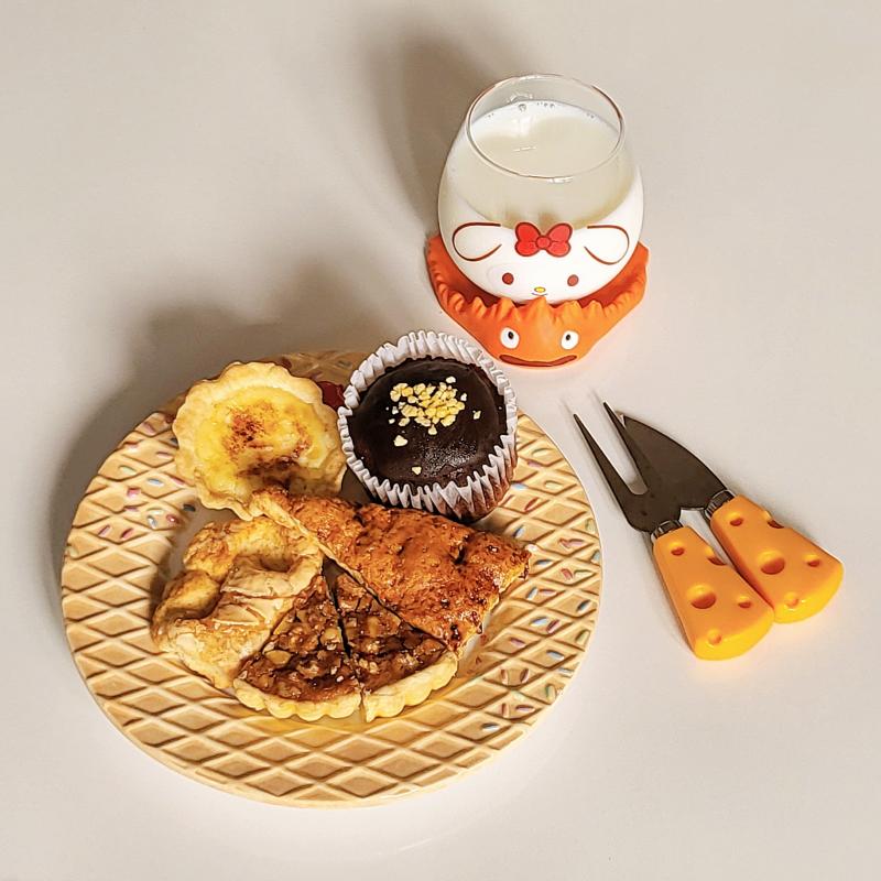에그타르트🥧 초코머핀🧁 누네띠네스콘🍪 건포도스콘🍪 호두파이🥧 우유🥛 💬 친구가 준 까까한상 역시 나는 초코머핀이 1등🩷✨️