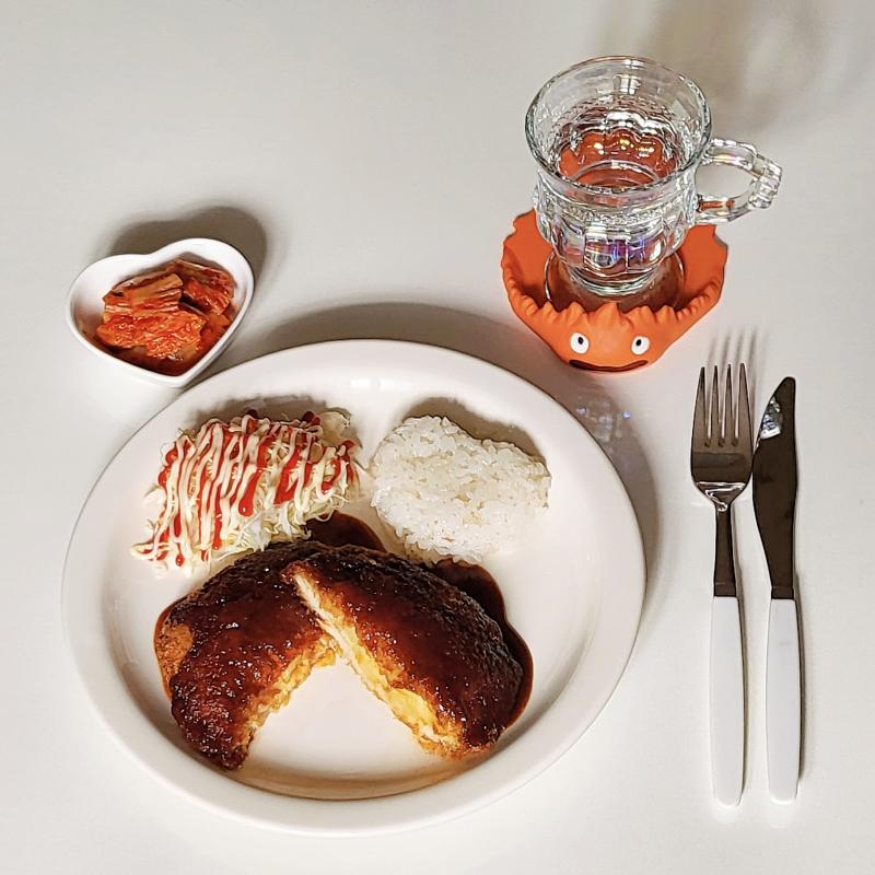 고구마치즈돈까스🥩 김치🥬 💬 오늘도 경양식st로 소스 만들어서 머것당 양배추 샐러드도 케요네즈로 하고 경양식 느낌 나게 플레이팅🩷