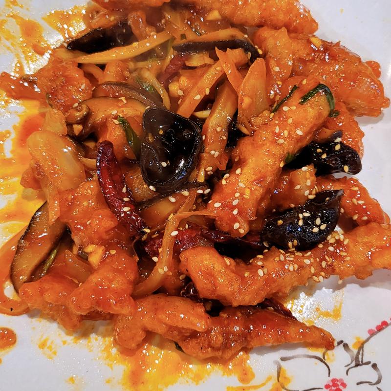 사천 탕수육 미니🥩 서비스 군만두🥟 💬 아빠가 일찍 퇴근 했는데 춥다고 짬뽕 먹자구해서 아빠는 짬뽕 나는 탕수육 땡겨서 사천 탕수육 미니 머굼 