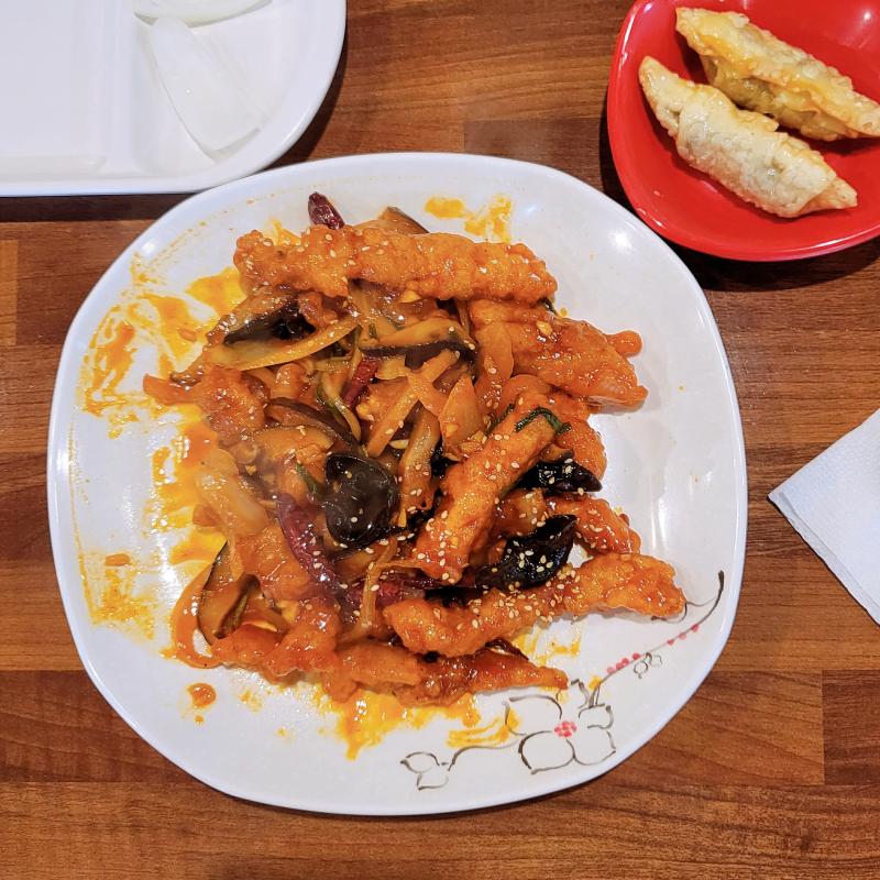 사천 탕수육 미니🥩 서비스 군만두🥟 💬 아빠가 일찍 퇴근 했는데 춥다고 짬뽕 먹자구해서 아빠는 짬뽕 나는 탕수육 땡겨서 사천 탕수육 미니 머굼 
