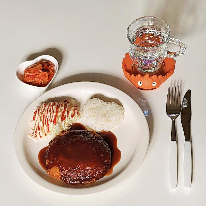 고구마치즈돈까스🥩 김치🥬 💬 오늘도 경양식st로 소스 만들어서 머것당 양배추 샐러드도 케요네즈로 하고 경양식 느낌 나게 플레이팅🩷