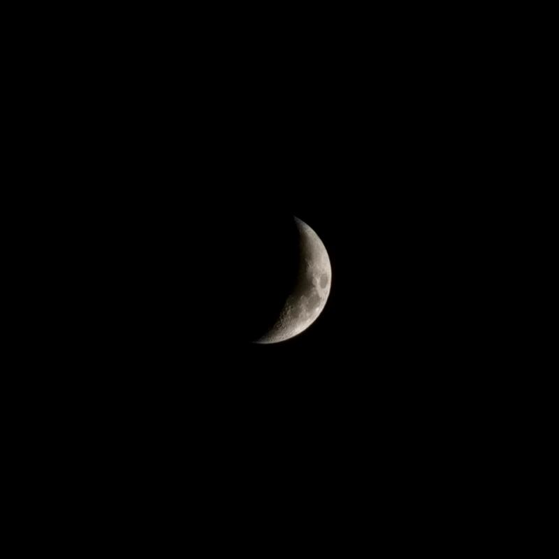 음 맞다 아까 달 봐씀 초승달 예쁘더라 이제 6시면 어둑어둑 해져서 달 보이더라고
