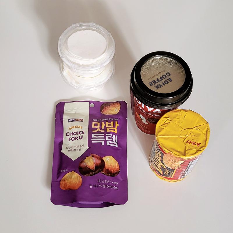 맛밤 1봉(2,500₩) 생크림 2개(1,000+1,000=2,000₩) 다이제 1개(2,000₩) 이디야 토피넛라떼(2,900₩) 가나 마일드