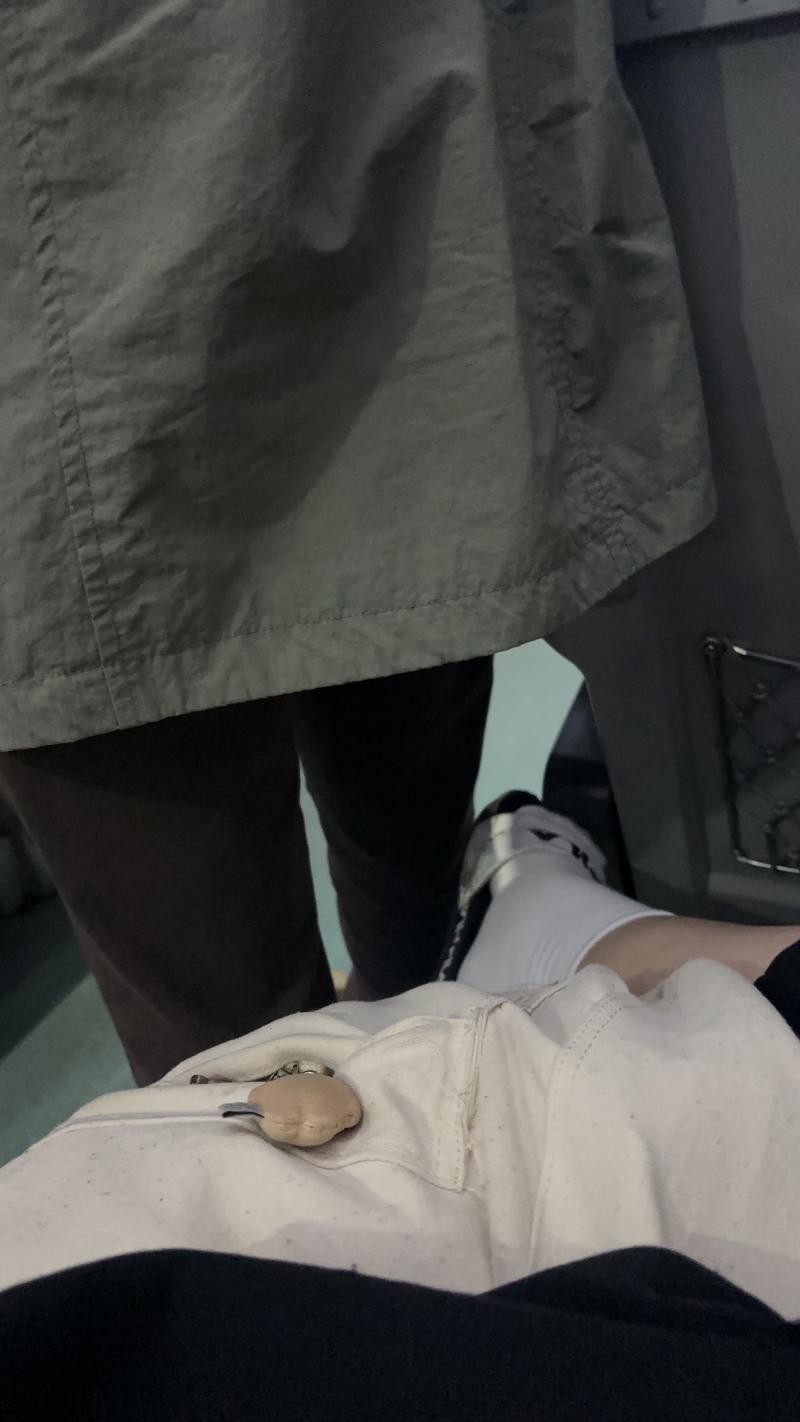계속 다리 닿는거 짜증나죽겠는데 내가 불편한거니?