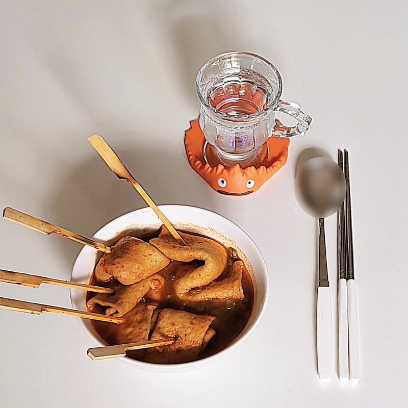 매운오뎅🍢 💬 오늘은 6시에 눈이 떠졌는데 뭐 먹을까 하고 한참 생각하다 매뎅이 먹고 싶어서 뚝딱 해머것당 크으~역시 매뎅이 짱👍🏻❤️