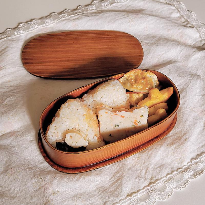 오늘도 도시락 싸기🍱근데 저 주먹밥틀로 하면 잘 안눌려서 그런가 먼가 밥이 풀어짐ㅜㅜ주먹밥은 역시 손으로 해야..