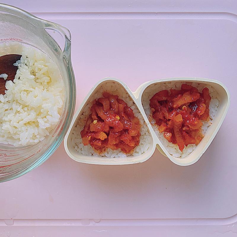 오늘도 도시락 싸기🍱근데 저 주먹밥틀로 하면 잘 안눌려서 그런가 먼가 밥이 풀어짐ㅜㅜ주먹밥은 역시 손으로 해야..