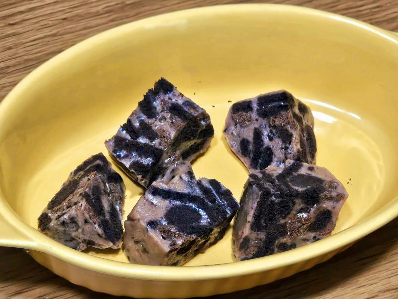 이 새벽에 쫀득 쿠키 만들었음 분유 안 넣었는데도 꽤 맛있더랑! 이제 다 치우고 자야지 내일 할 일 많아 (사진은 짜투리 부분만 잘라놓은거)