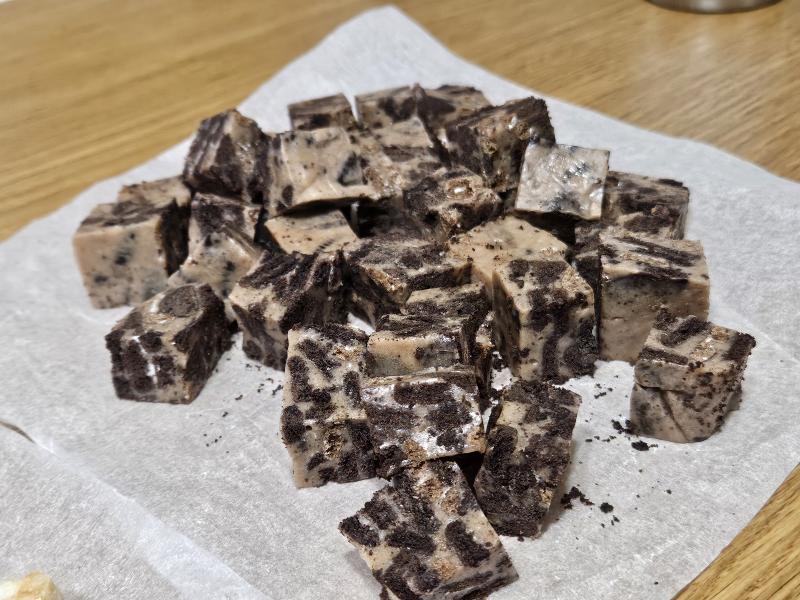 공장 가동 종료~ 개떡 같이 사진 찍었지만 맛은 있어예 1은 제크+쌀과자+에너지바 조합이고 2는 오레오+미쯔+abc쿠키 조합임