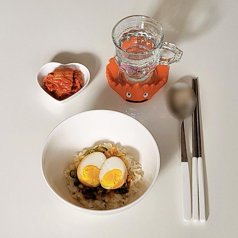 밥🍚 계란장🥚 김치🥬 💬 생각부다 더 반완숙이긴한데 마싯으니까 대써